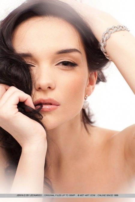 Katie Fey Фотосессия брюнетки в белоснежной постели