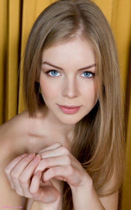 Flavia F В платье в горошек на красной Деване