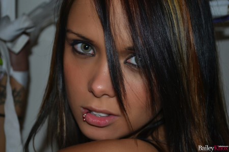 Bailey Knox В белом бикини