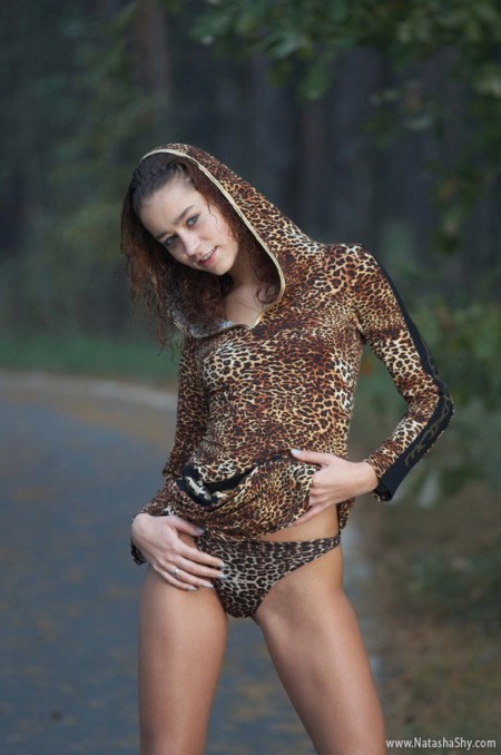 Natasha Shy Показала на дороге свою попку
