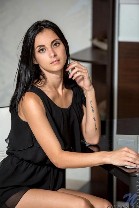 Benita B Красиво раздевается