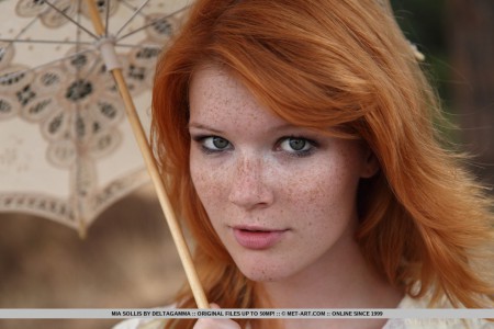 Mia Sollis С зонтиком