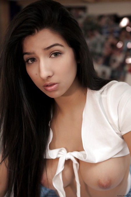 Megan Salinas В юбке