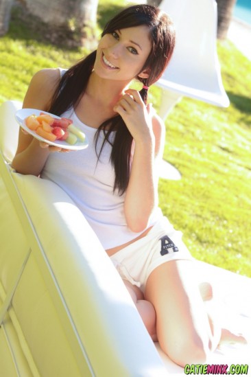 Брюнетка White Shorts Fruit Plate