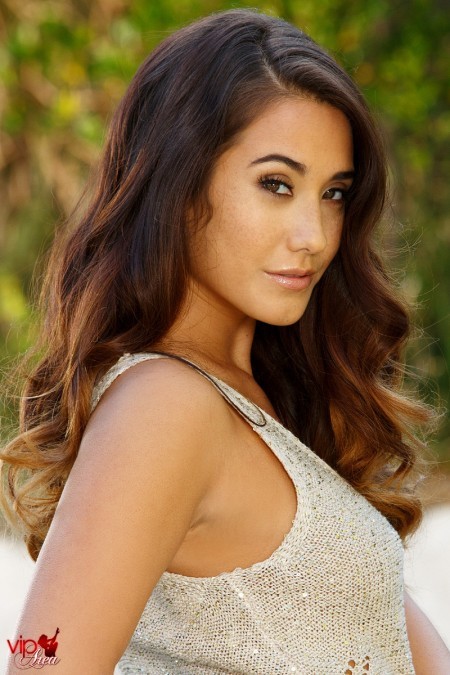 Eva Lovia