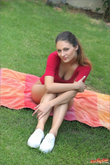 Девушка в красном купальнике