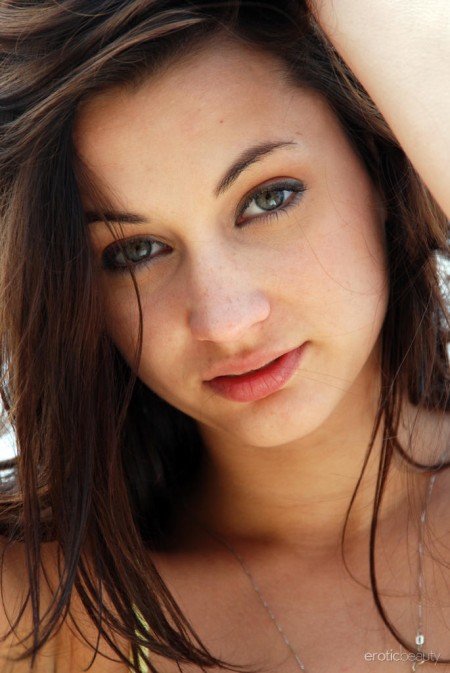 Georgia Jones На Пляже