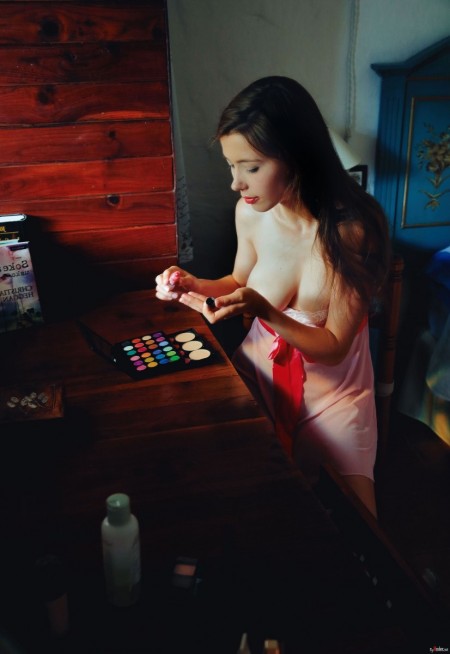 Mila Azul Зеленоглазая шатенка в розовом кружевном комплекте