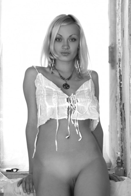 Daria B Блондинка в старом доме