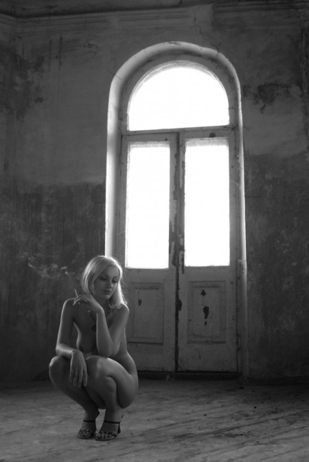 Daria B Блондинка в старом доме