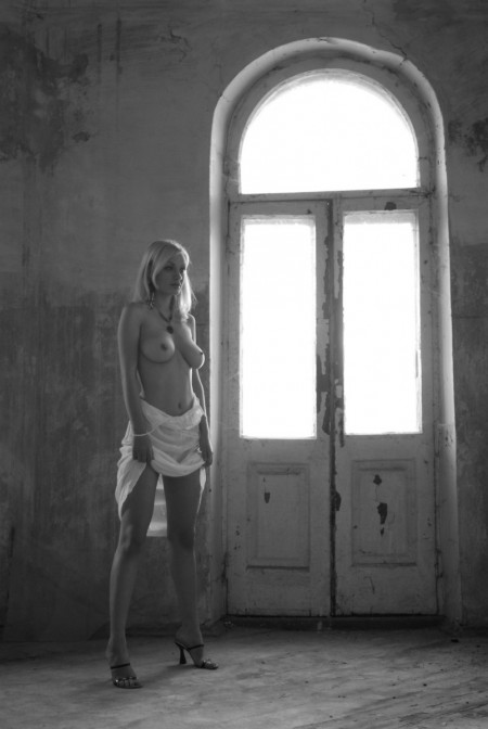 Daria B Блондинка в старом доме