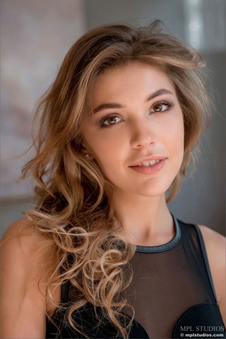 Kaitlin A Современная