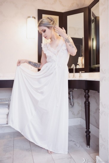 Красивый фотосет GenevievePure Morning, косплей, татуированные, в душе (не порно)