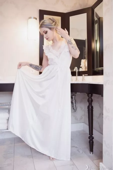 Красивый фотосет GenevievePure Morning, косплей, татуированные, в душе (не порно)