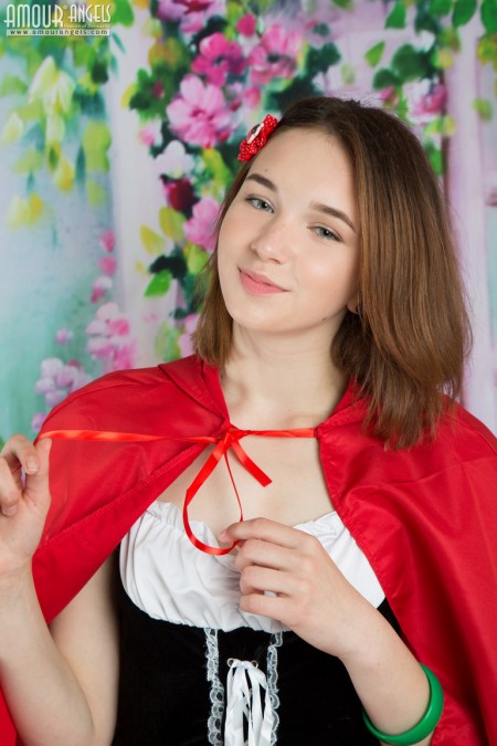 Slava Love Девушка в косплее выскальзывает из костюма, чтобы широко раздвинуть ноги в носках