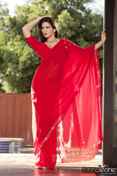 Sunny Leone Индийская порнозвезда сбрасывает свой красный плащ и показывает большие сиськи