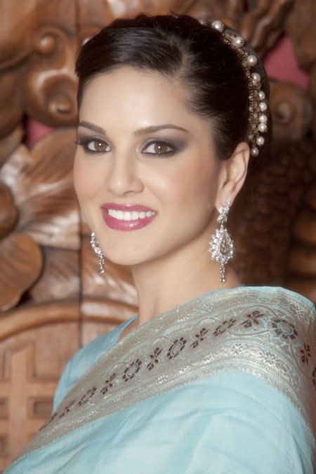 Sunny Leone Индийская порнозвезда сбрасывает красный плащ и показывает большие сиськи