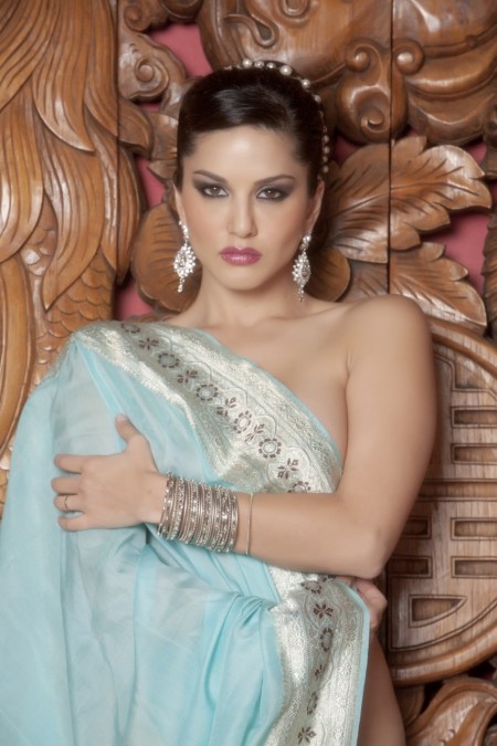 Sunny Leone Индийская порнозвезда сбрасывает красный плащ и показывает большие сиськи