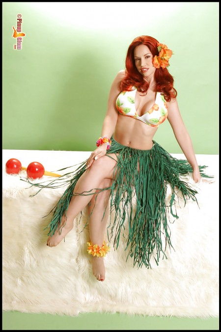 Bianca Beauchamp Пышногрудая рыжеволосая красотка в бикини демонстрирует свои горячие сиськи