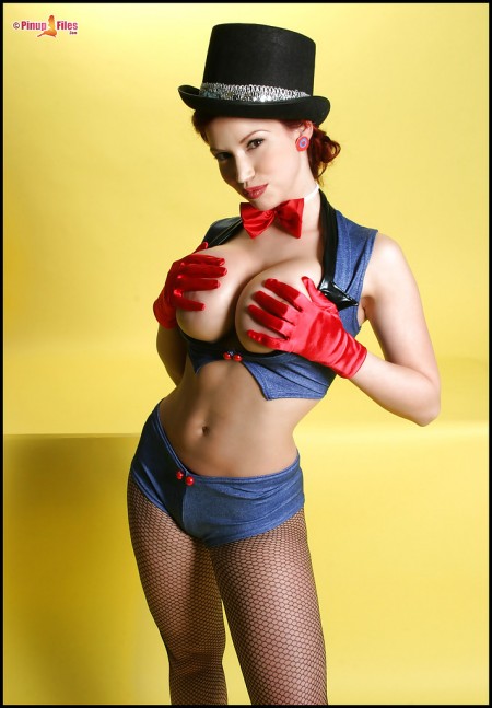 Bianca Beauchamp Соблазнительная красотка в колготках и горячей форме демонстрирует свои пышные груди