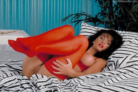 Nicole Simmons В красном