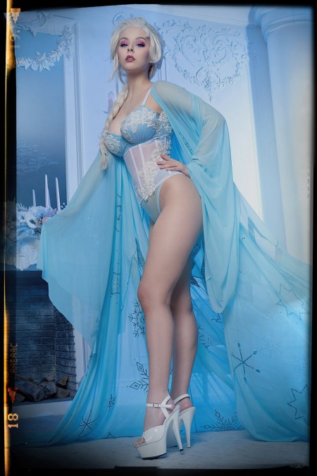 Helly Von Эльза в косплее