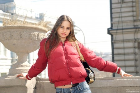 Anya A Открытка с края 8
