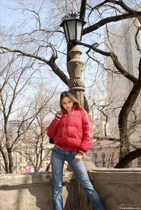 Anya A Открытка с края 8